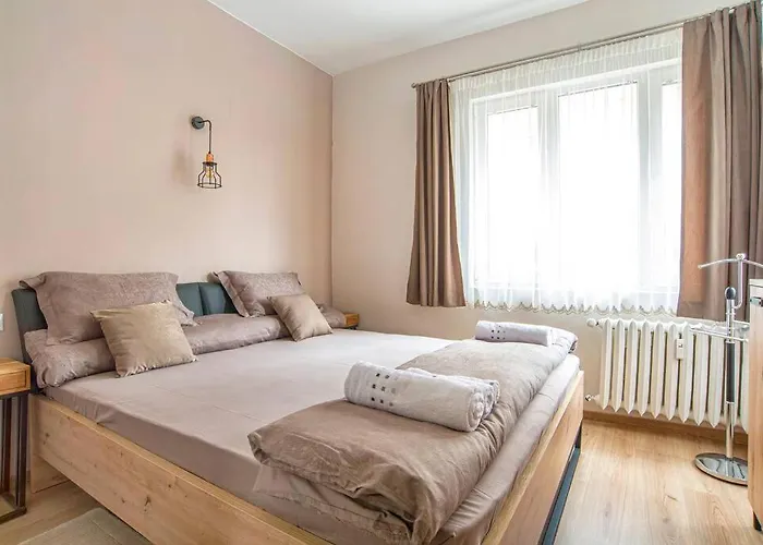 Elegant & Stylish 2 Bedroom Top Central Apartment